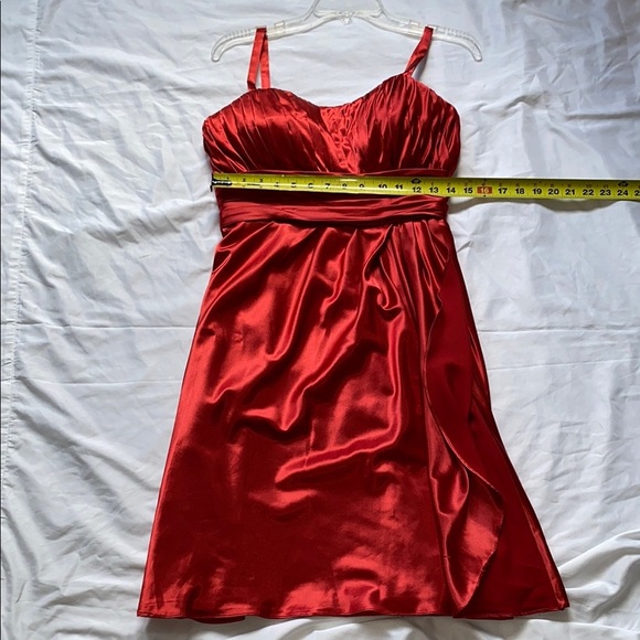 Elegant Red Satin Dress - Picture 1 of 16